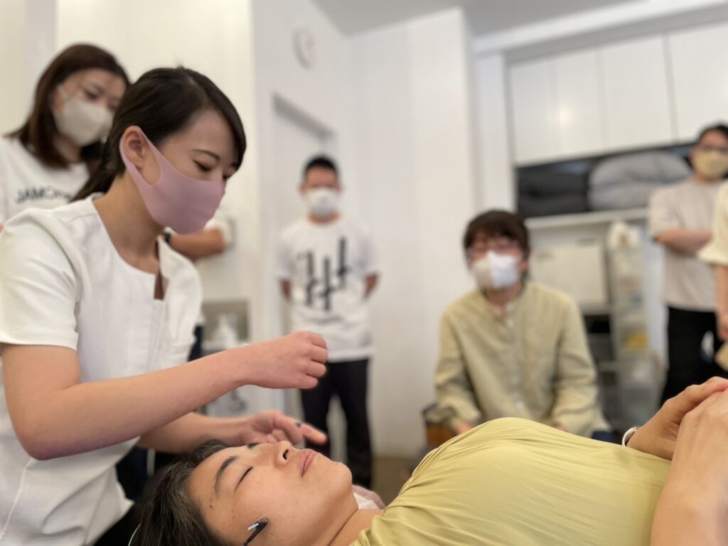 講師としても活動する院長 井土